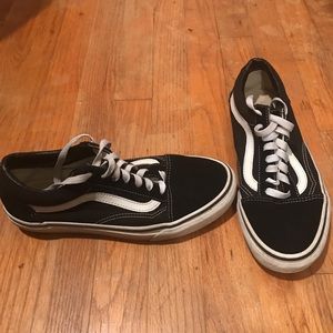 Low rise old school vans in size Women’s 8.5